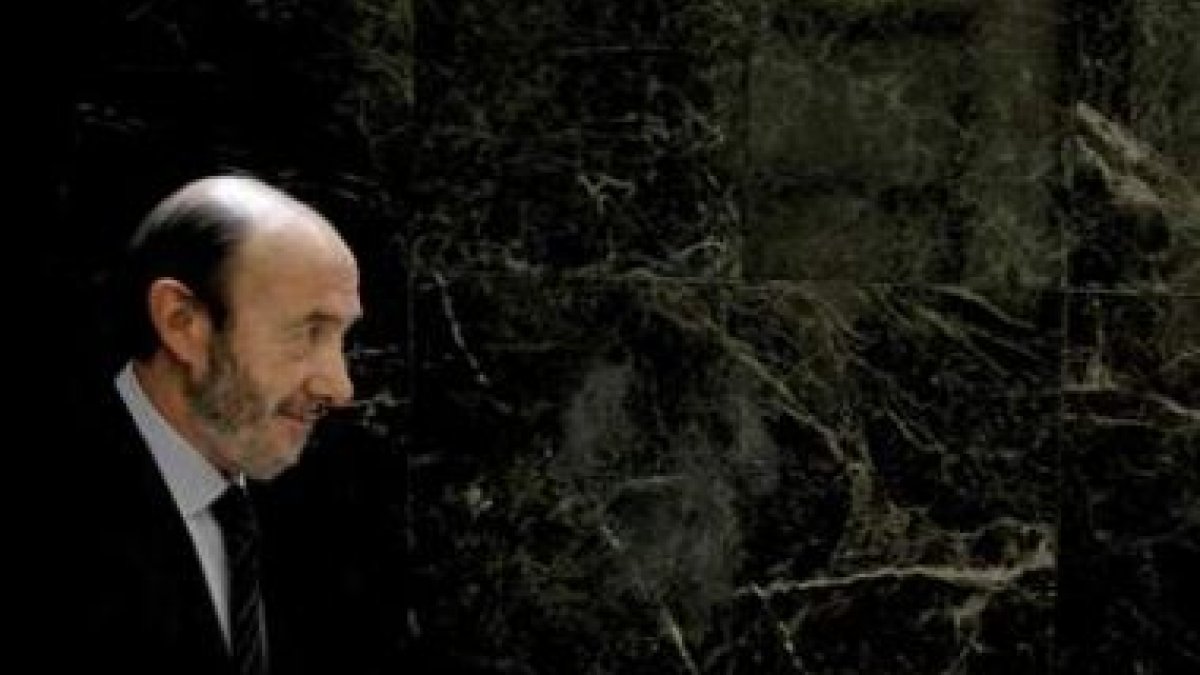 El vicepresidente Pérez Rubalcaba se dirige en el Congreso hacia el salón de plenos.