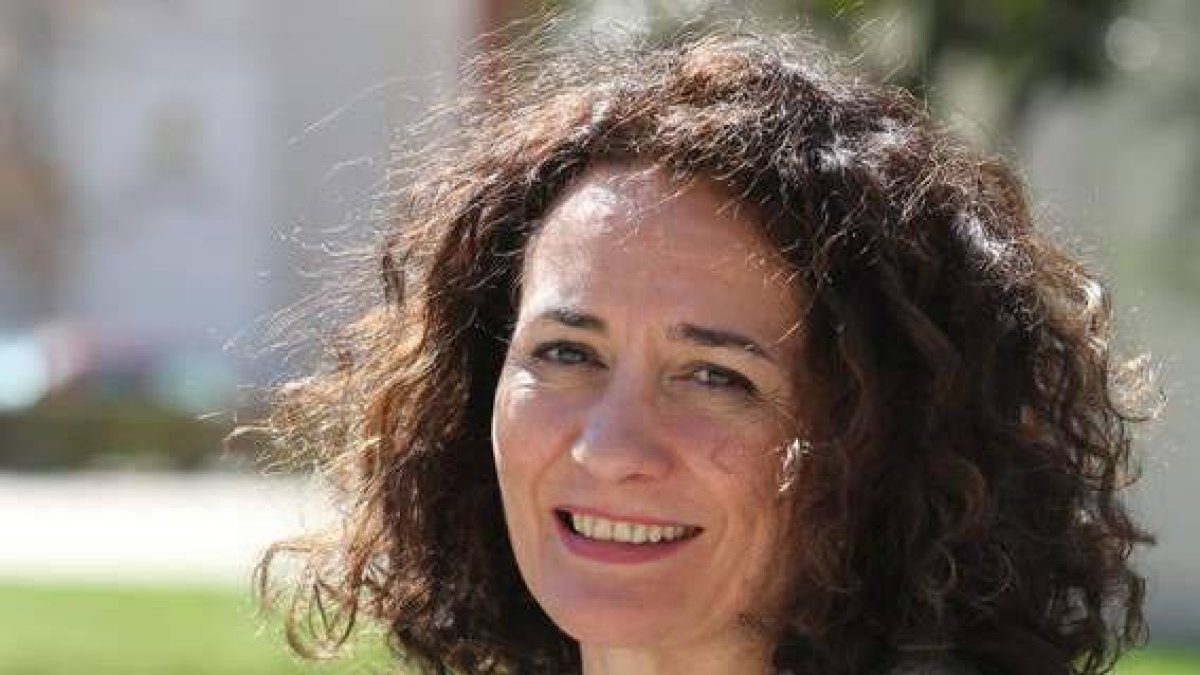 La candidata del PP asegura que no es «una política al uso».