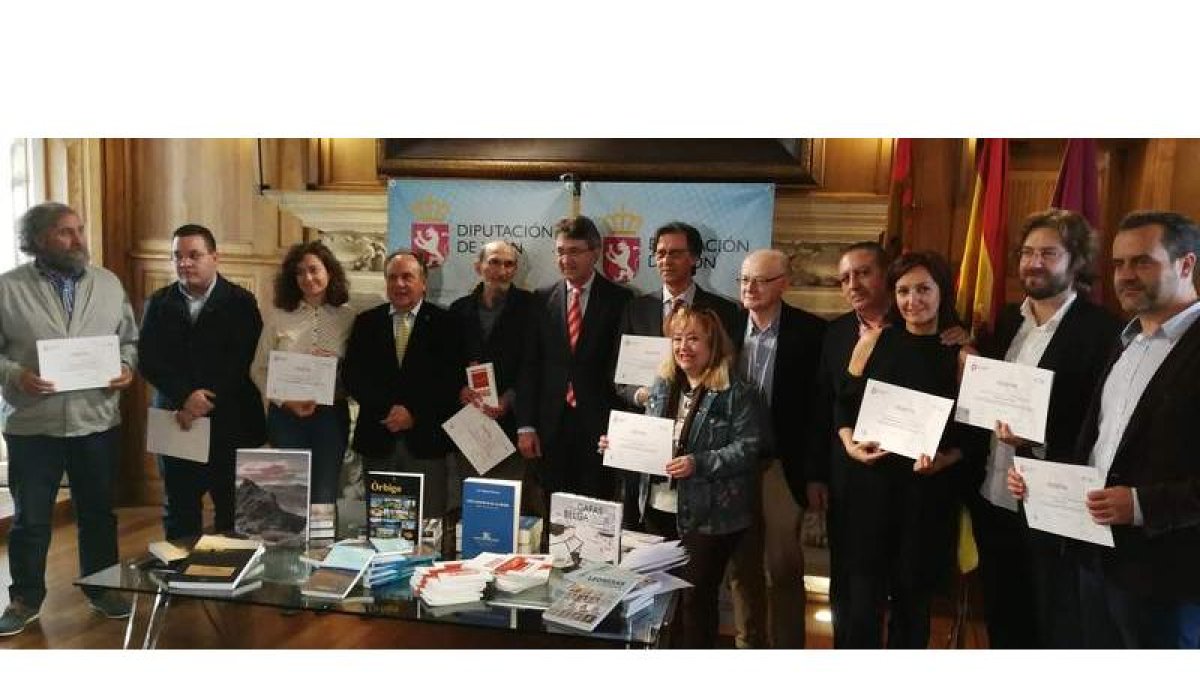 Foto de familia de los premiados con el presidente de la Diputación y el diputado de Cultura. DL
