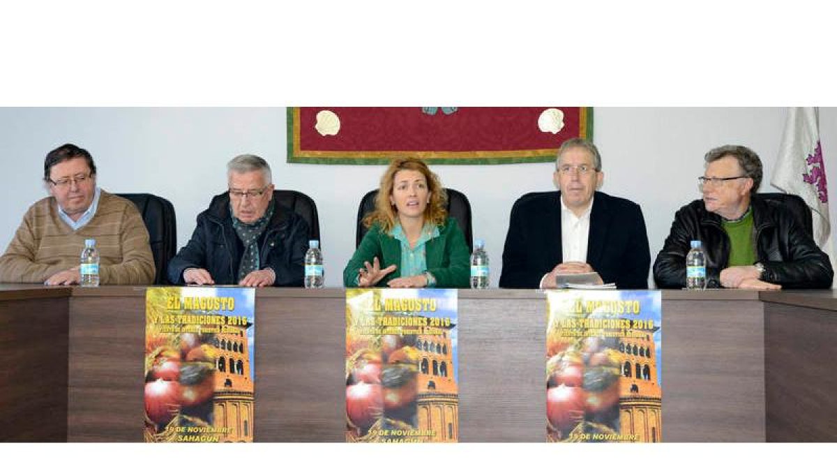 Un momento de la presentación de la fiesta del magosto berciano en Sahagún. ACACIO