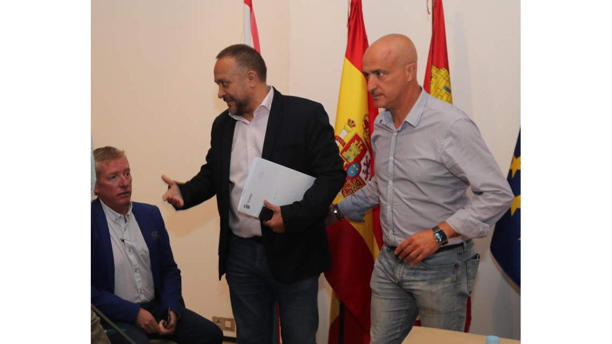 Julio Arias, con Courel, en su papel de consejero comarcal. BARREDO