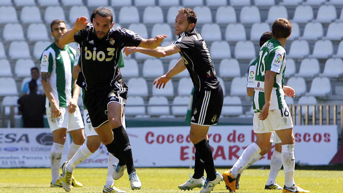 El delantero brasileño Yuri se zafa de su compañero Iván Moreno tras anotar el tanto que le dio los tres puntos a la Deportiva Ponferradina en la recta final del encuentro disputado en el Nuevo Arcángel de Córdoba.