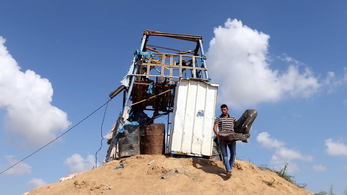 Un palestino quita una silla en un puesto de observación de Hamás que fue blanco del bombardeo israelí, en Khan Younis, en el sur de la Franja de Gaza, el 21 de julio del 2018.