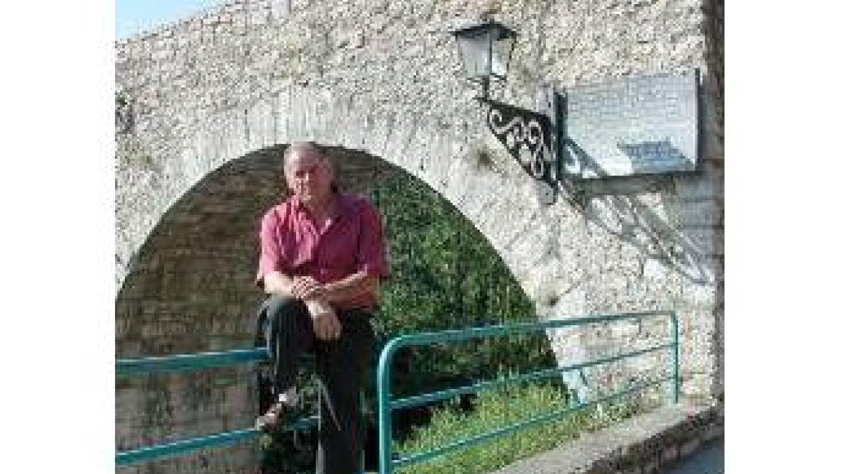 José Luis García posando en el acueducto romano de El Encañao