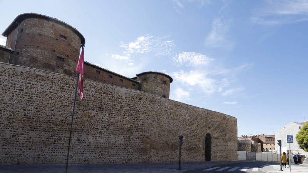 El lienzo de la muralla luce sin cables y sin farolas.
