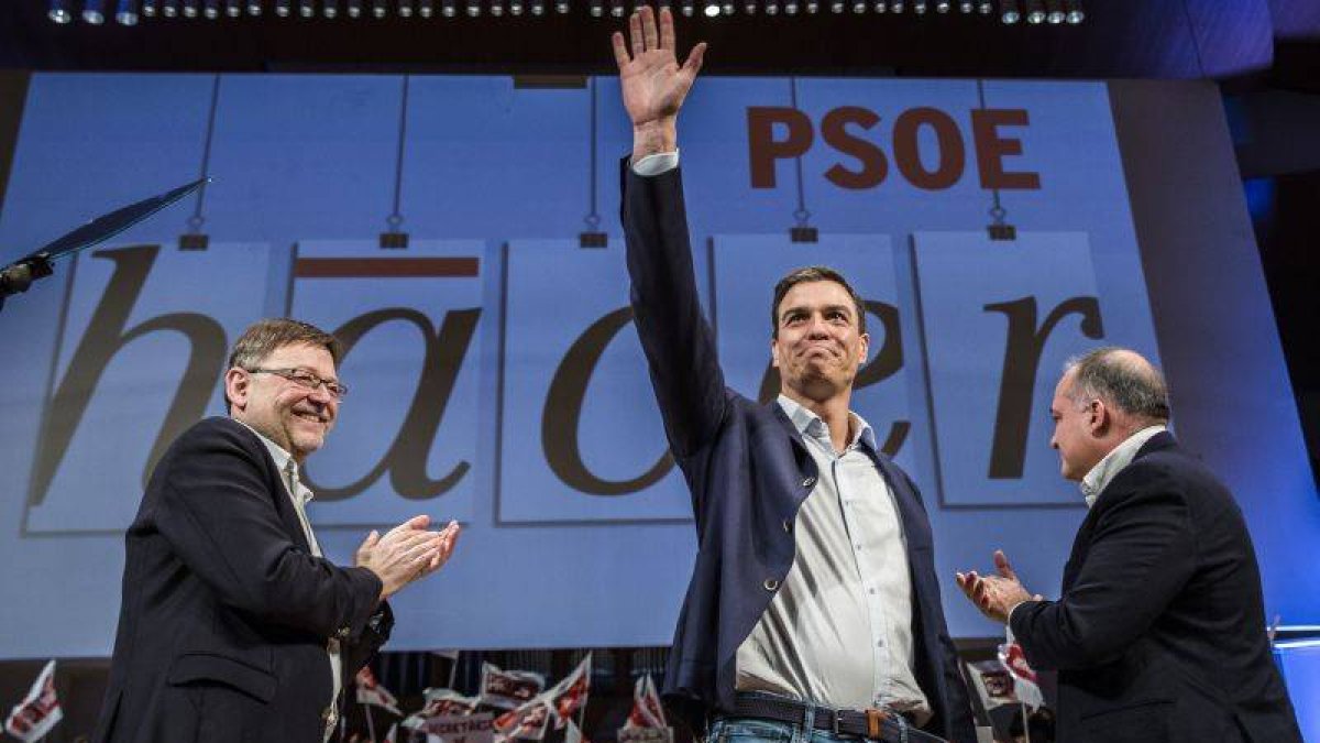 Pedro Sánchez (centro), Ximo Puig (izda.) y Joan Calabuig (dcha.), durante el acto.