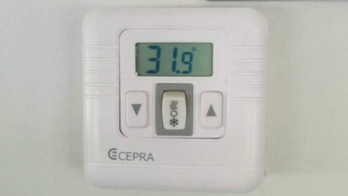 El termostato del Centro de Salud de La Palomera, ayer.