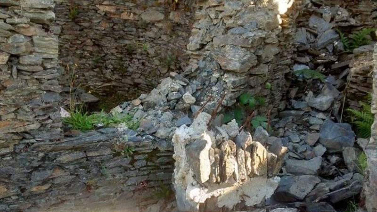 Parte de una palloza derrumbada del Castro de Chano.