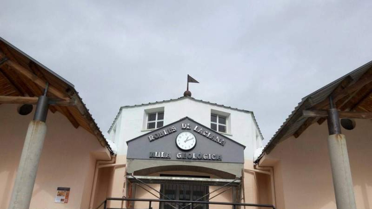Vista exterior de la nueva Aula Geológica de Robles de Laciana. P. FERNÁNDEZ