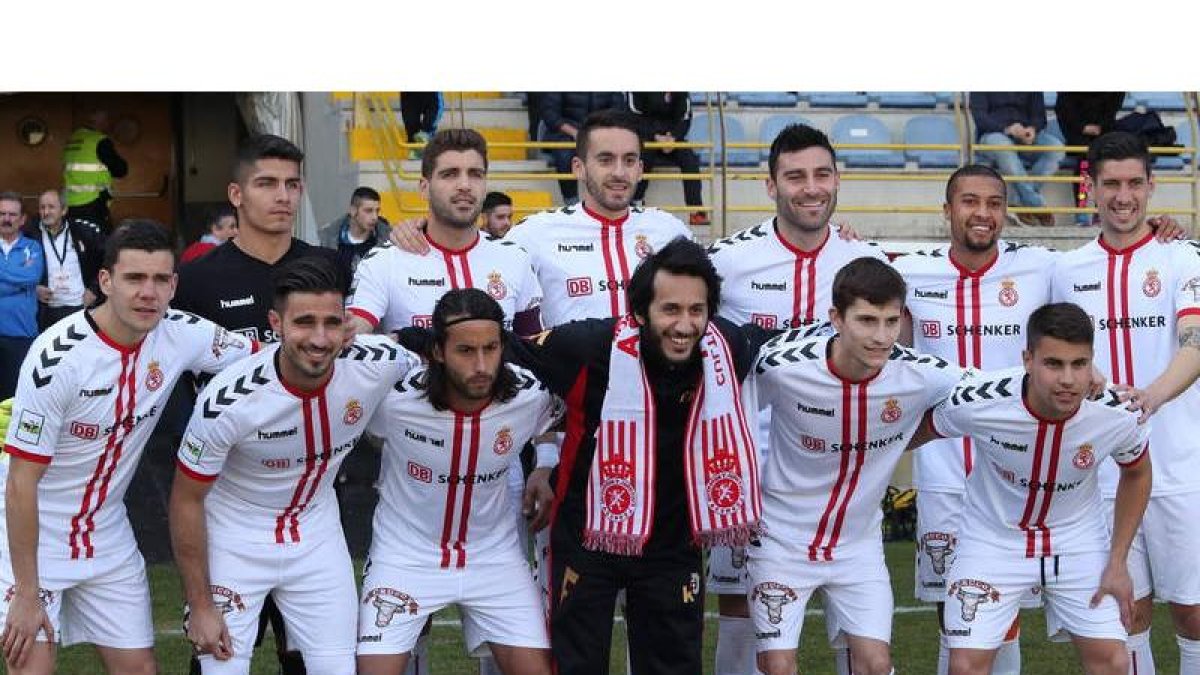 El púgil catarí Fahad Al Thani junto al equipo culturalista antes del inicio del encuentro disputado en el estadio Reino de León. RAMIRO