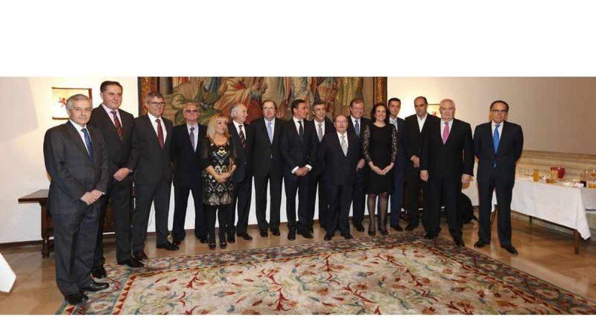 La celebración del Día de la Empresa y la entrega del galardón Empresario del Año reunió a una amplia selección de empresarios, políticos y de todos los sectores de la sociedad. Al acto asistieron, entre otros, la presidenta de las Cortes, Josefa García C