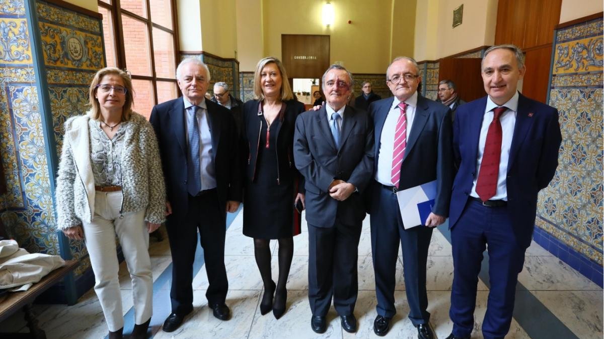La consejera de Economía y Hacienda, Pilar del Olmo, interviene en la presentación de la Fundación Gadea por la Ciencia. En la imagen junto al rector de la Uva, Antonio Largo(D); el investigador Mariano Barbacid (3D); Gerardo Gutiérrez(2I), fundador de Ga