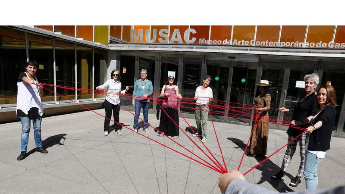 Cuidadoras de personas dependientes que participan en el proyecto comienzan las actividades en el Musac. FERNANDO OTERO