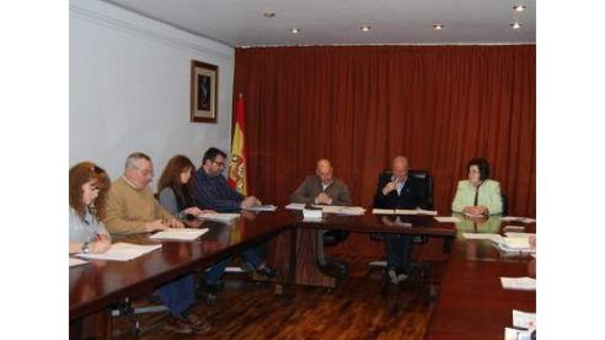 La corporación municipal reunida ayer en el Ayuntamiento.