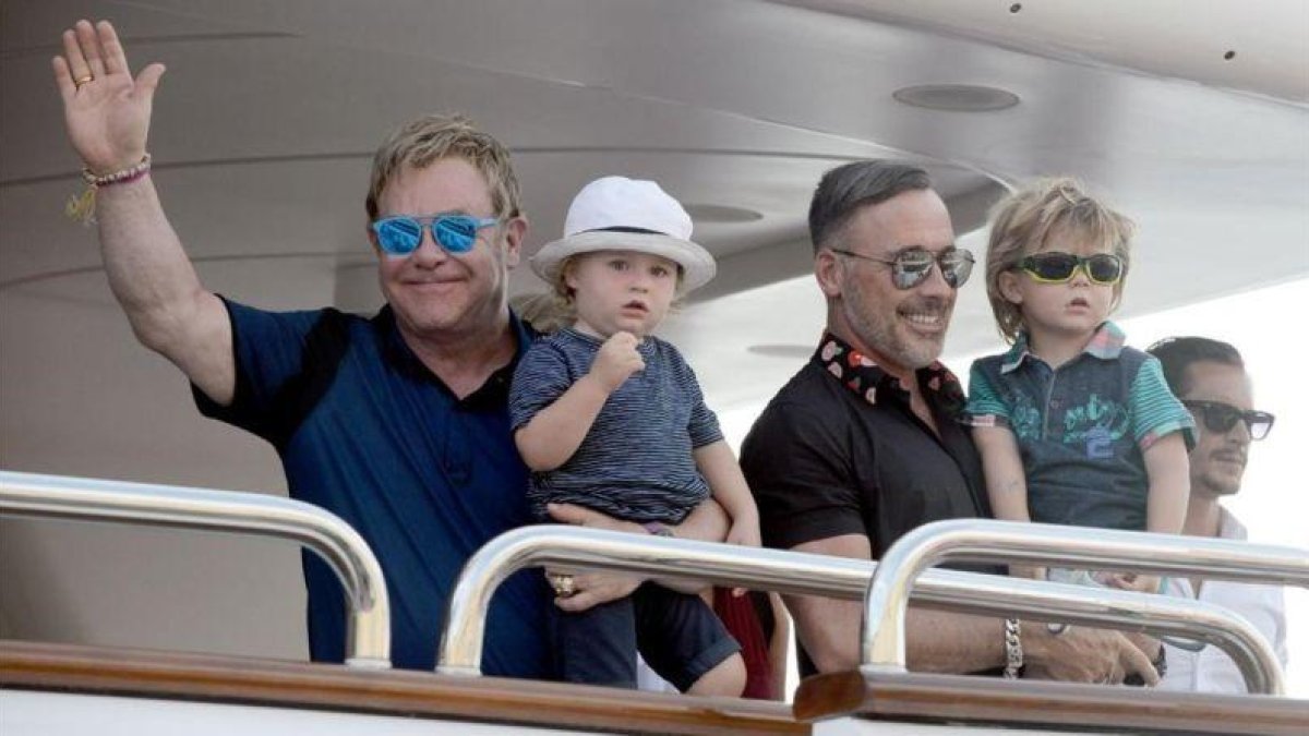 Elton John y su pareja, David Furnish, con sus hijos, nacidos de gestación subrogada, de vacaciones en Saint Tropez, en el 2014.