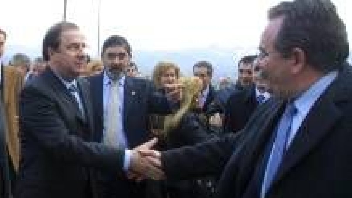 Herrera saluda a Saavedra, con el rector Ángel Penas señalando, durante la inauguración del campus