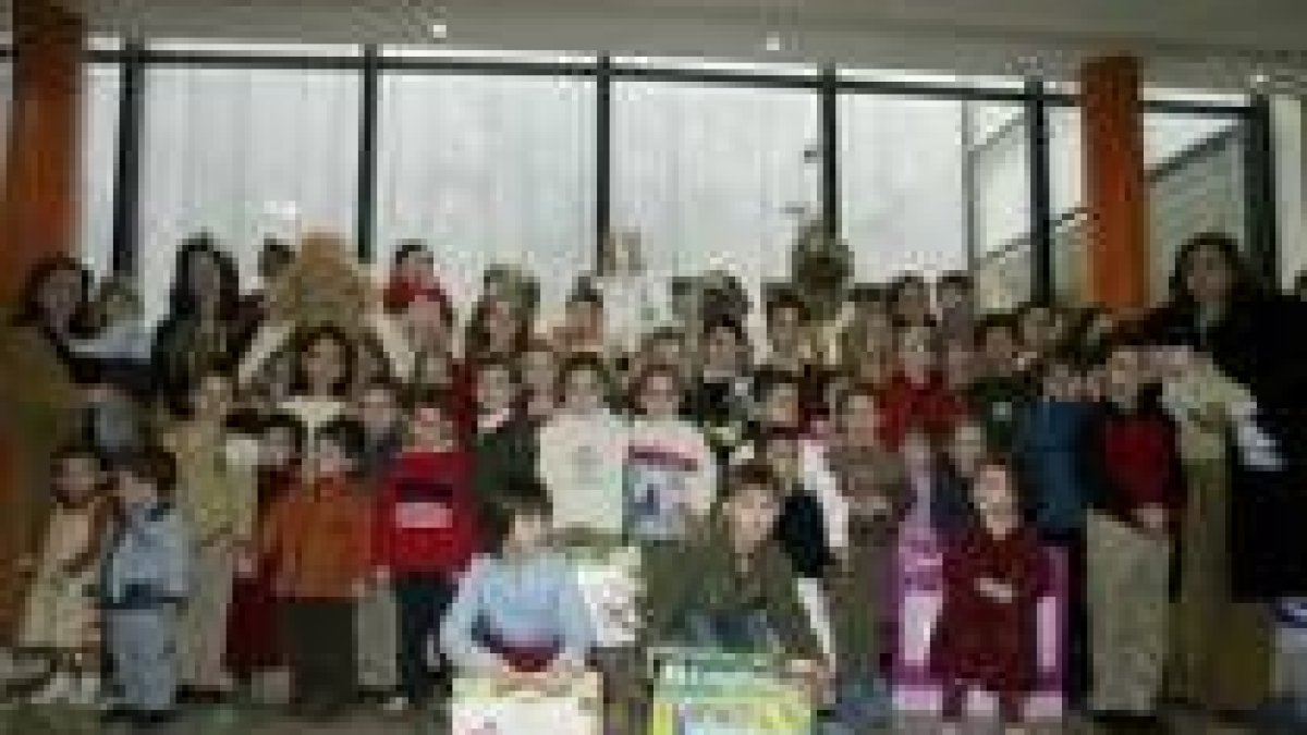 Los Reyes Magos regresaron ayer al Diario de León para repartir regalos a los más pequeños