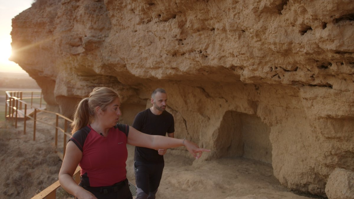 La historiadora Vanessa Jimeno y el periodista Pedro Lechuga, en las Cuevas Menudas. DL