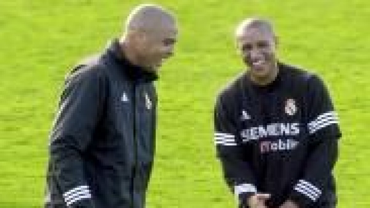 Ronaldo, a la izquierda, y Roberto Carlos, bromean en un entrenamiento