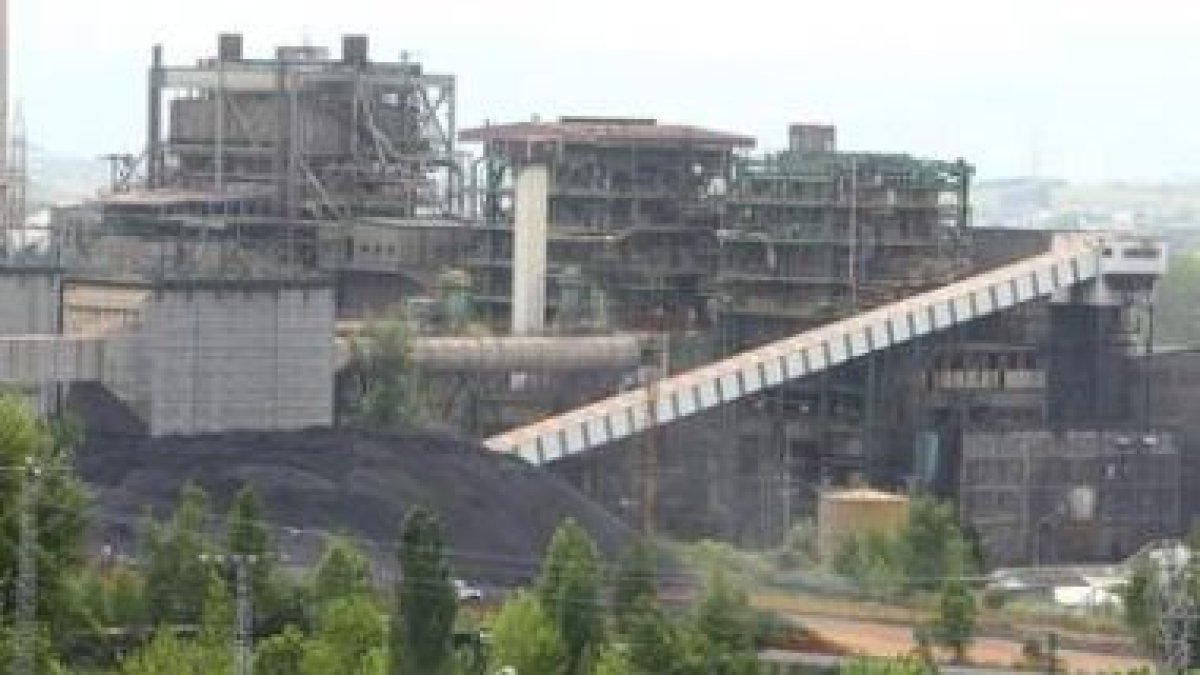 Los grupos más modernos de la térmica de Compostilla, en Cubillos, vuelven hoy a producir.