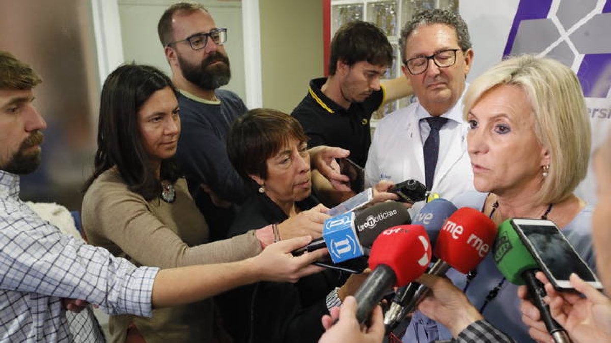 La consejera de sanidad, verónica casado, visita el Hospital de León. RAMIRO