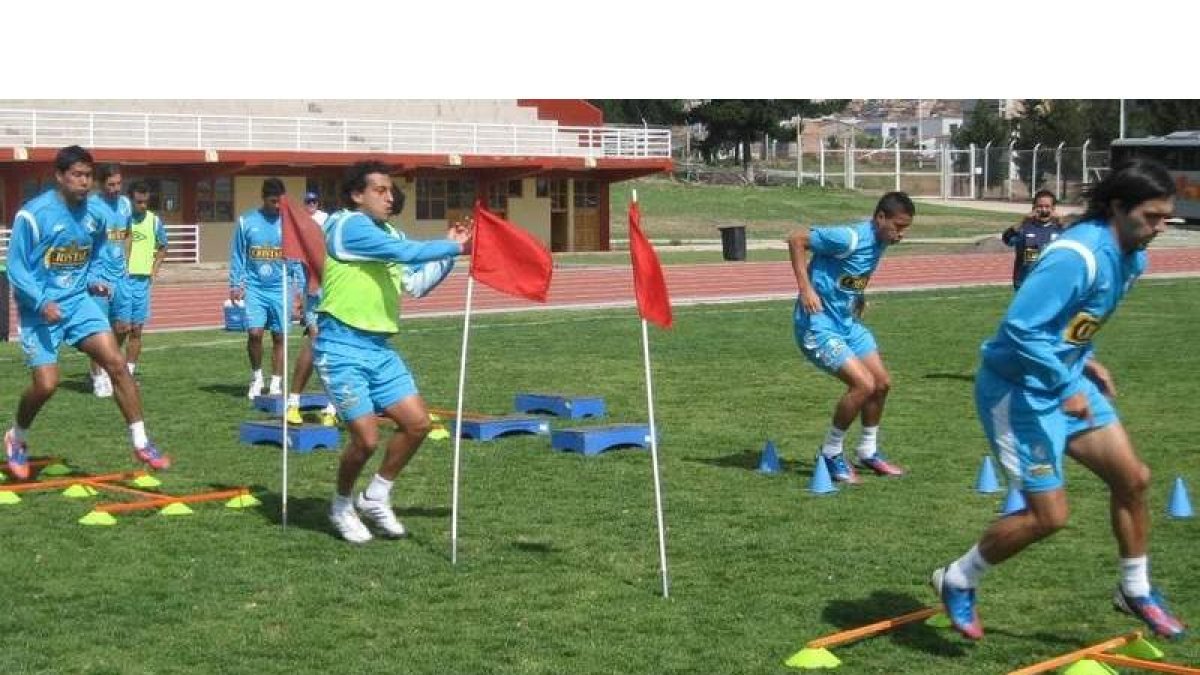 Los jugadores del Viera realizaron algunos ejercicios físicos en la jornada de recuperación.