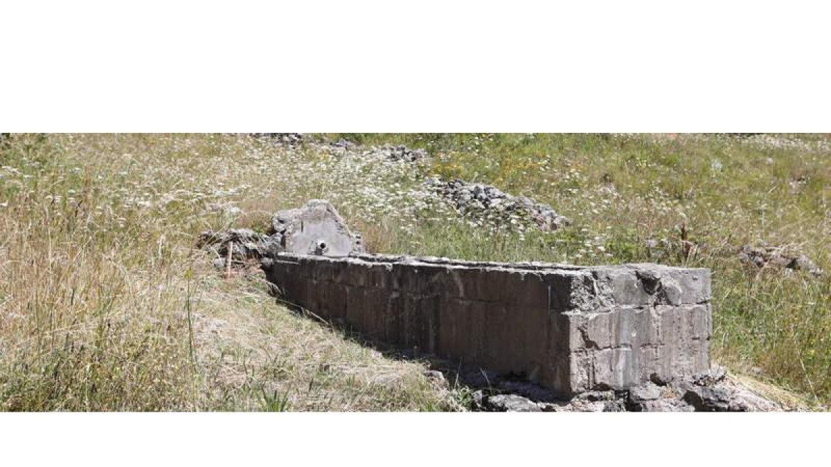 Una de las fuentes de la montaña central leonesa que se ha secado como consecuencia del efecto de la obra de la variante en la red hídrica. MARCIANO PÉREZ