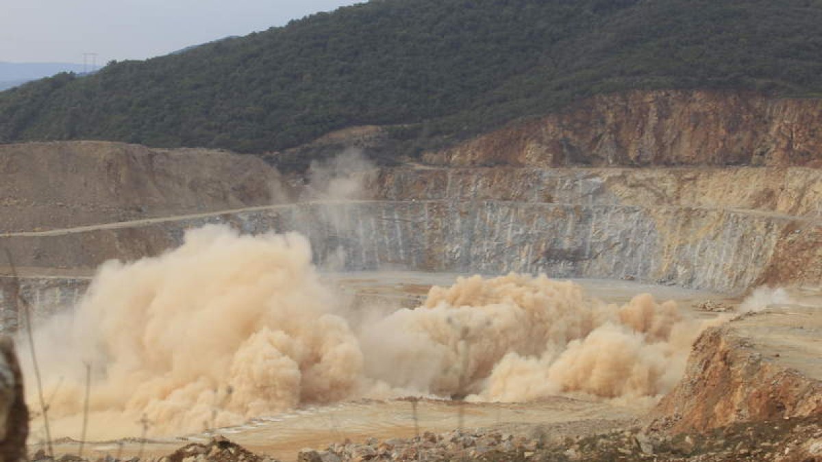 La cantera de Catisa en Carucedo, el pasado viernes a media mañana, después de la última voladura practicada
