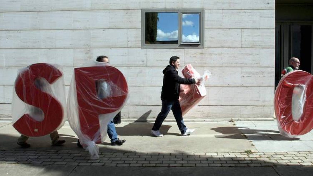 Operarios trabajan en el escenario del congreso en el recinto ferial, ayer en Valladolid.
