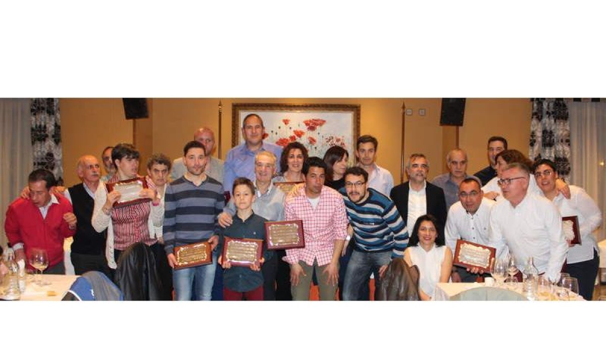 Todos los premiados en la decimoquinta edición de la gala del deporte de La Bañeza, el sábado en el Hotel Bedunia. A. VALENCIA