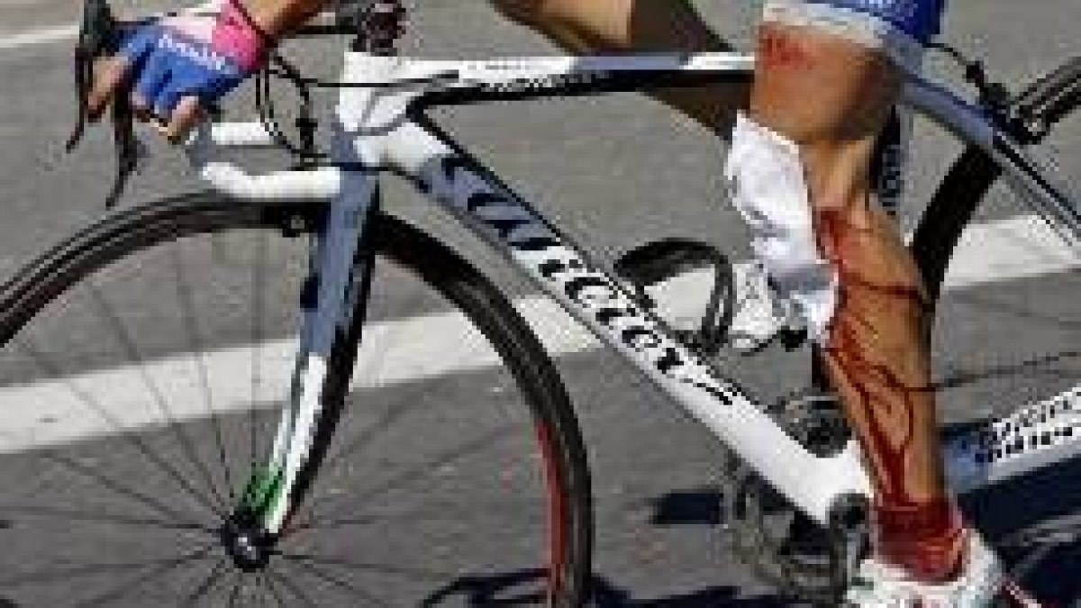 Damiano Cunego se cayó y llegó a meta con la pierna ensangrentada