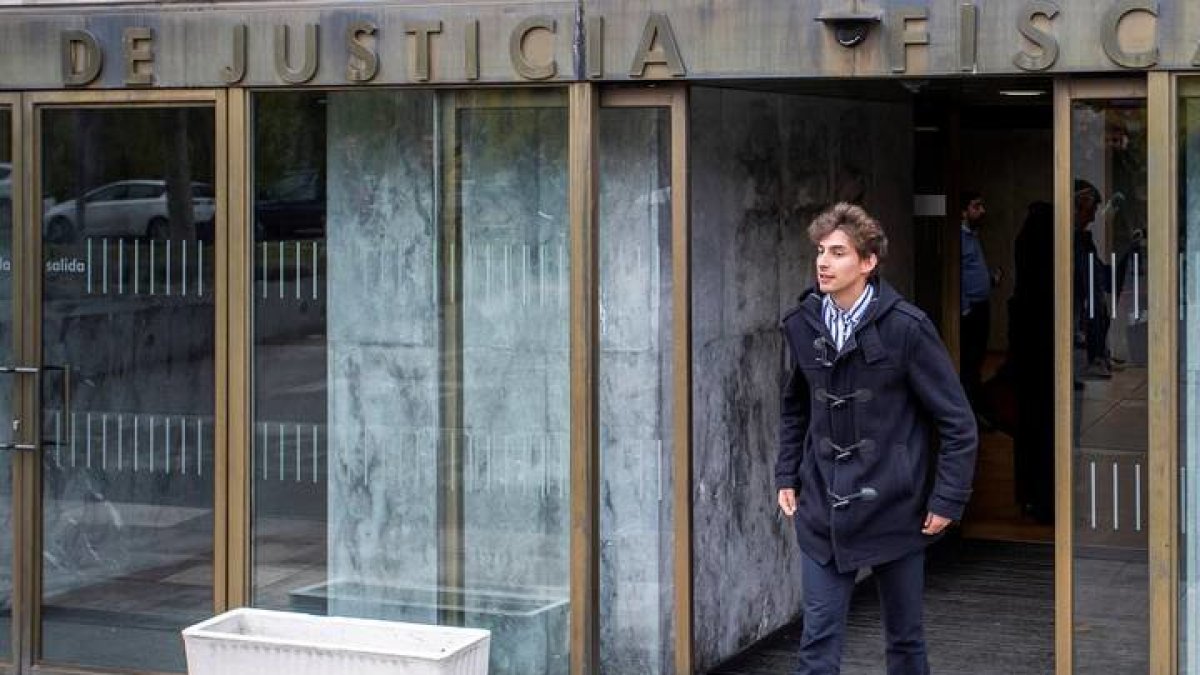 Carlos Cuadrado, uno de los tres exjugadores del Arandina Fútbol Club acusados de una agresión sexual cometida contra una menor de edad, este jueves a su salida de la Audiencia Provincial de Burgos, donde junto al resto de acusados ha hecho uso de su derecho a la última palabra al final del juicio y defendido su inocencia. EFE/ Santi Otero