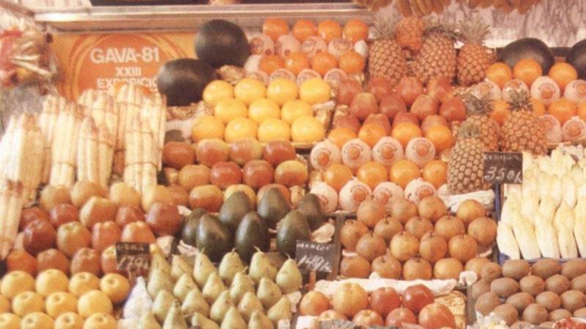 Puesto de frutas y verduras en el mercado. JAVIER