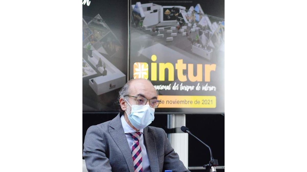 El consejero de Turismo, Javier Ortega, presenta la Feria de Turismo Interior. NACHO GALLEGO
