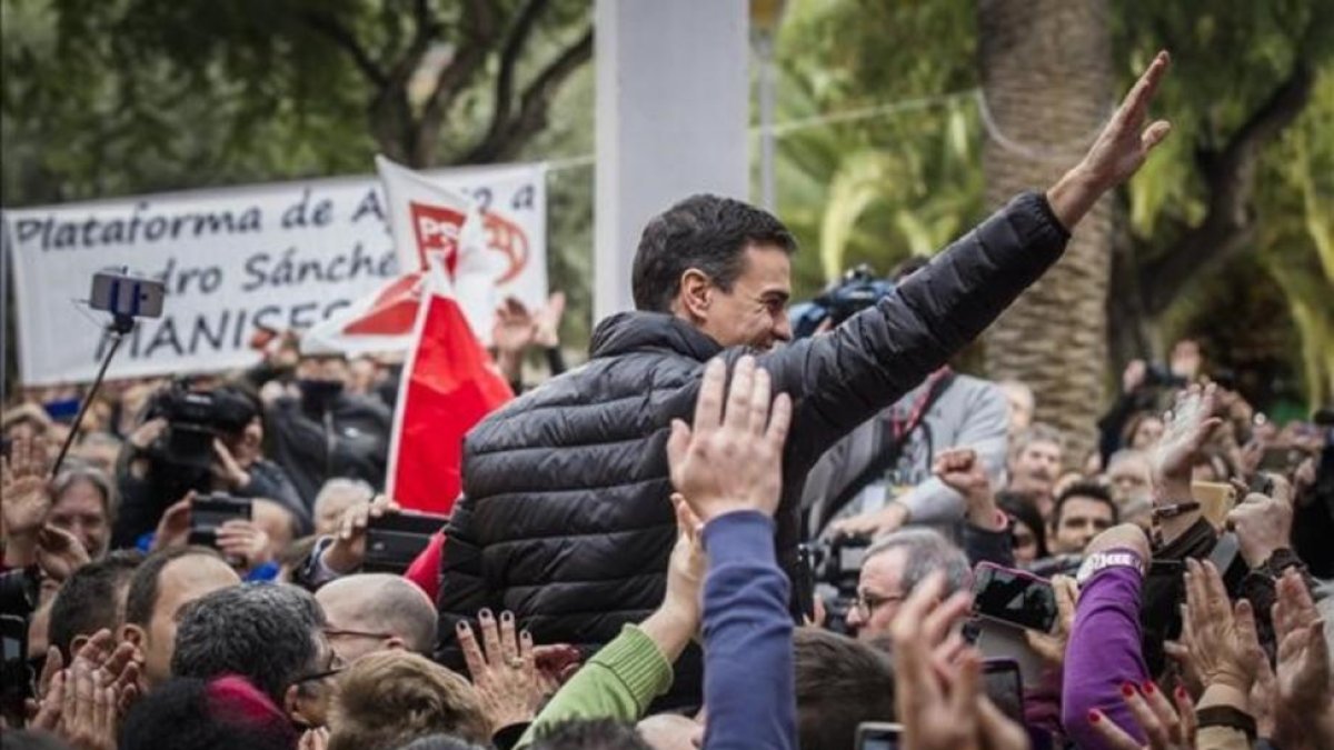 Pedro Sánchez en el inicio de su gira en Xirivella (Valencia).