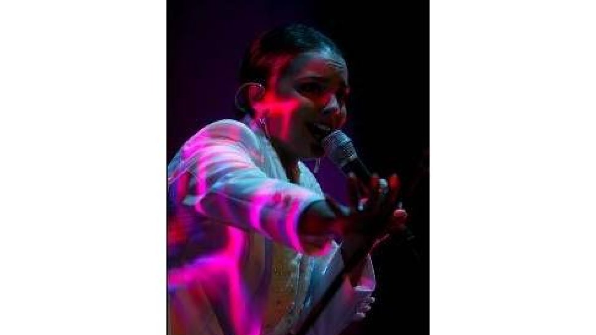 La cantante Chenoa en un momento del comienzo de su actuación ayer noche en Cacabelos