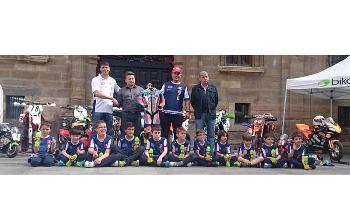 Sergio Fernández, Pablo Peyuca, Víctor González y Manuel Ortiz junto a parte de los pilotos que componen la cuna de campeones 111 School Motorsport. TRANCA