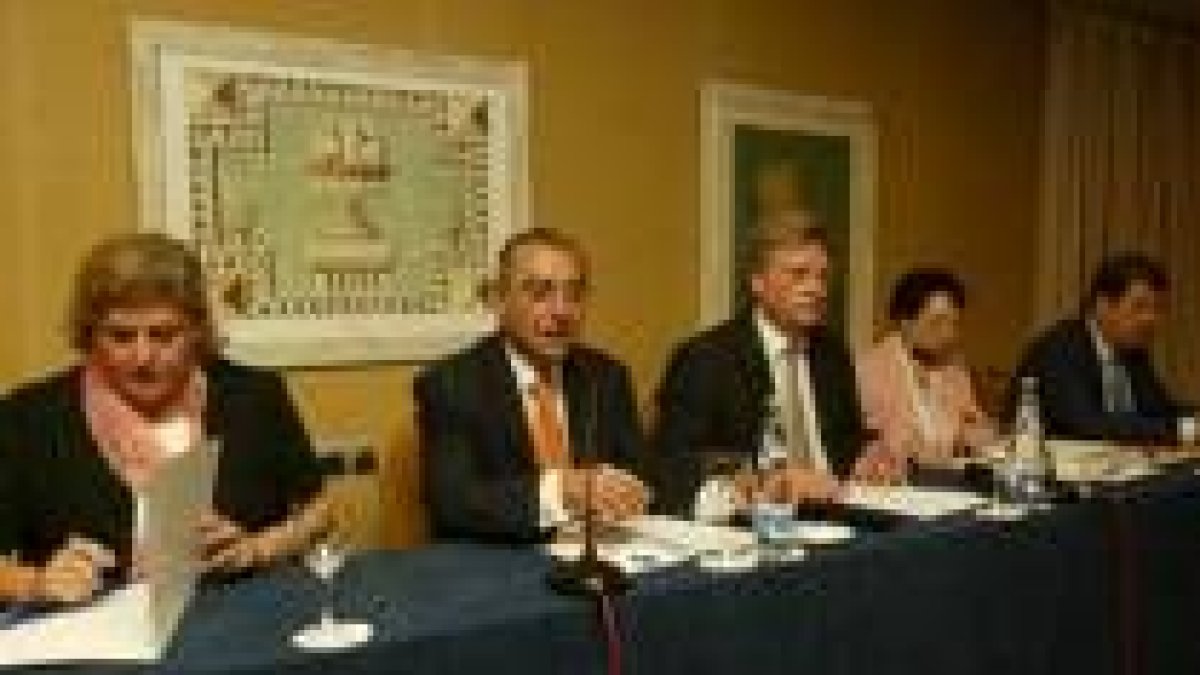 Raimundo Torío, centro, abrió la jornada de Derecho Laboral y Extranjería en el hotel Luis de León