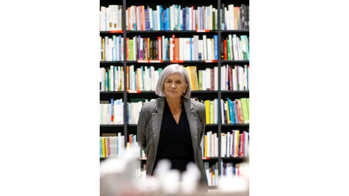La escritora Alicia Giménez Bartlett posa durante la entrevista por su última novela