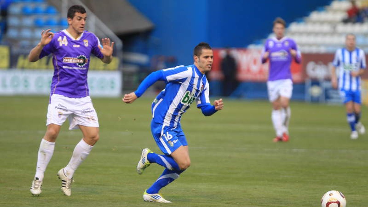 Acorán, a la derecha, persigue el balón en el partido frente al Palencia.