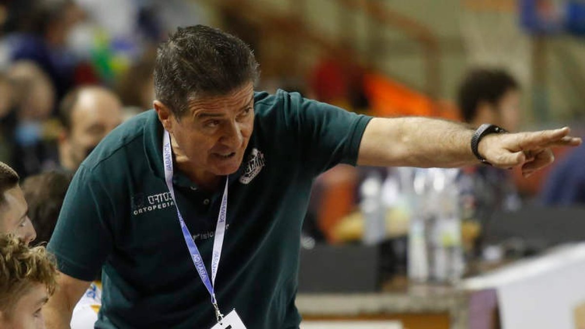 Manolo Cadenas, durante un momento del partido frente al BM Sinfín del pasado sábado. FERNANDO OTERO