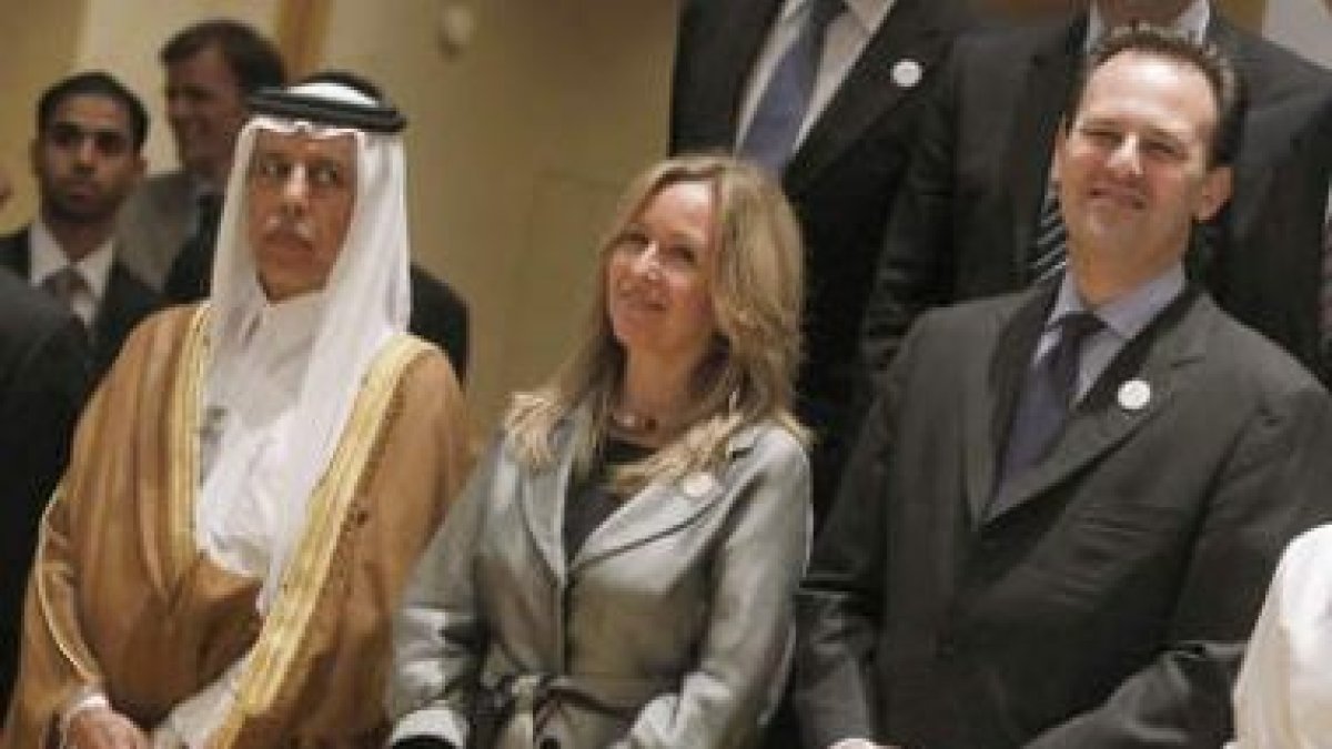 Trinidad Jiménez, en la foto de familia en la reunión del Grupo de Contacto sobre Libia.