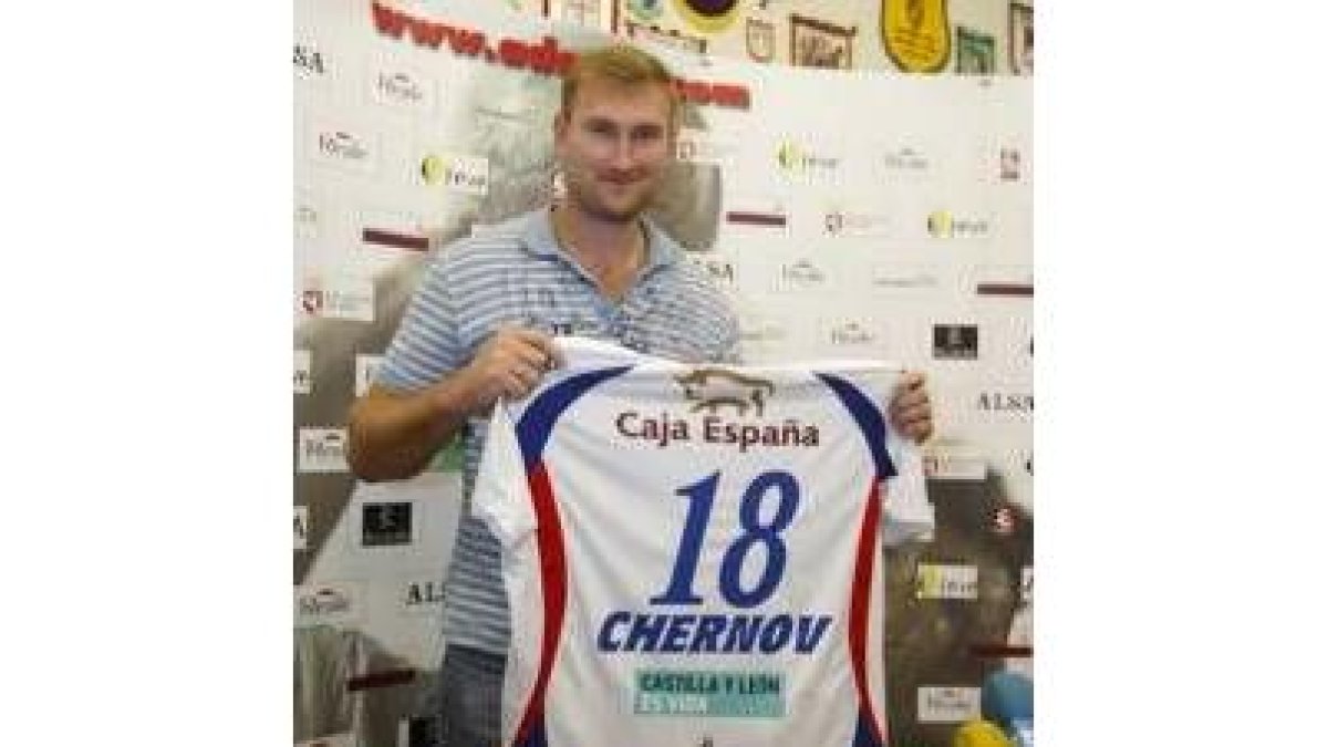 Danil Chernov con la camiseta con el dorsal número 18 con la que jugará en el Ademar