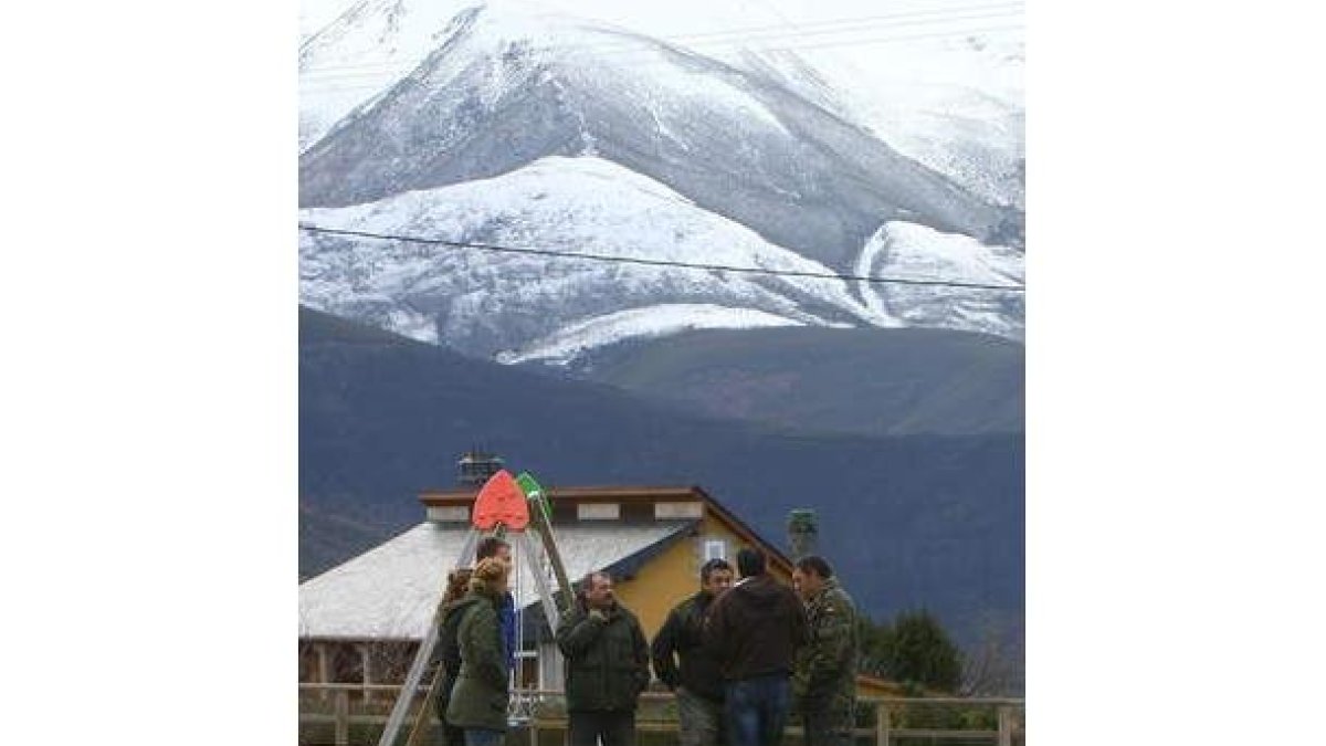 Familiares y amigos de Pollán, con la montaña al fondo.