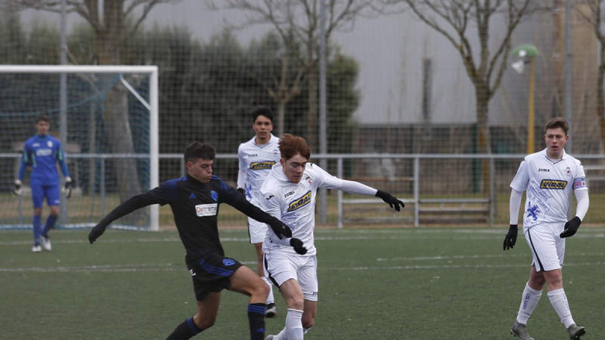 La Peña decantó a su favor el primer derbi provincial del año frente a la Ponferradina. FERNANDO OTERO
