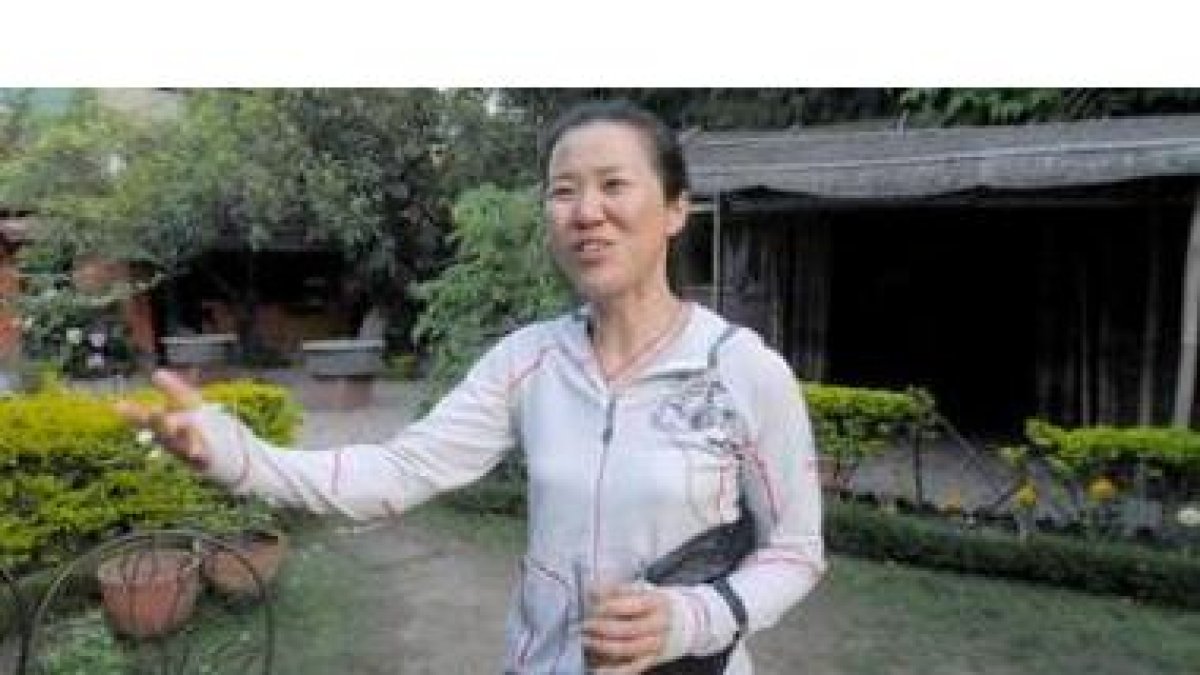 Oh Eun-Sun habla con periodistas extranjeros en un hotel de Katmandú.