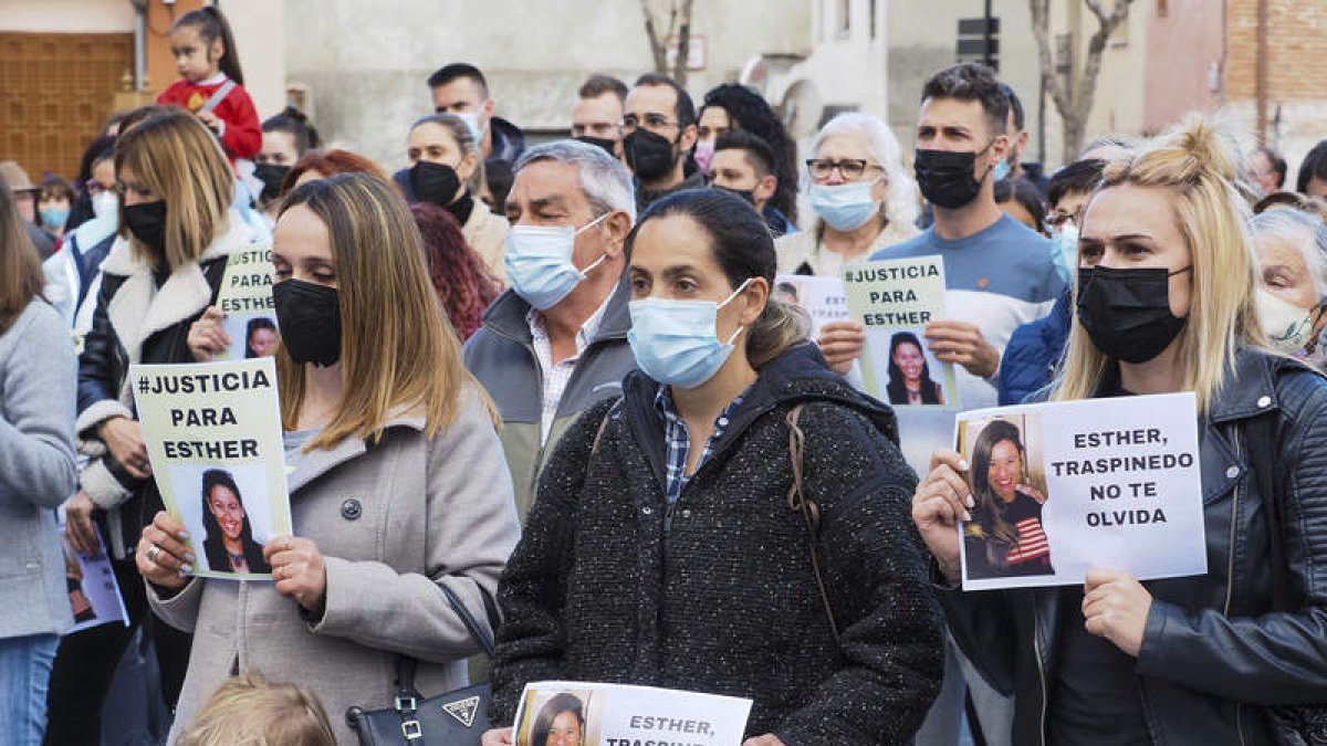 Vecinos de Traspinedo ayer, en el acto de recuerdo a Esther López. R. GARCÍA