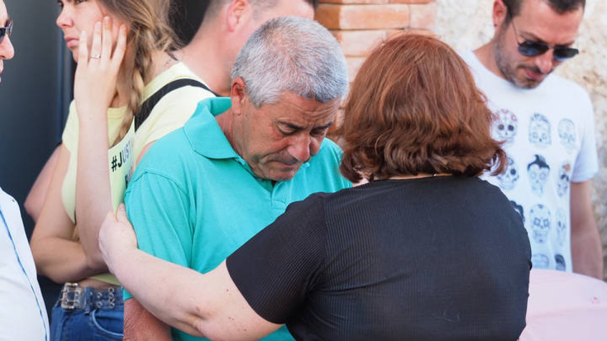 El padre de Esther López (c), joven asesinada, asiste a un homenaje en la localidad vallisoletana de Traspinedo,, el pasado mes de mayo. R. GARCÍA