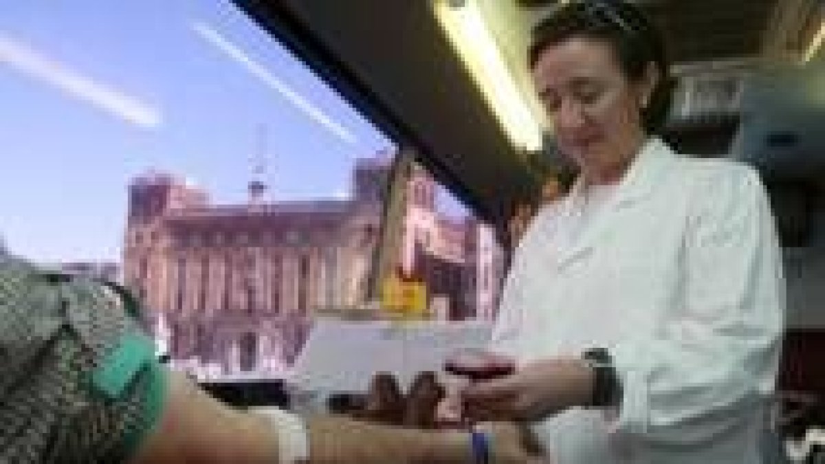Momento de la campaña de donación de sangre en la plaza de la Catedral