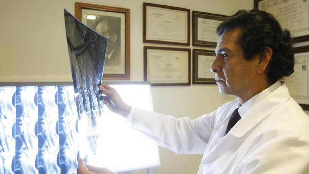 José García Cosamalón, neurocirujano, en su consulta privada.